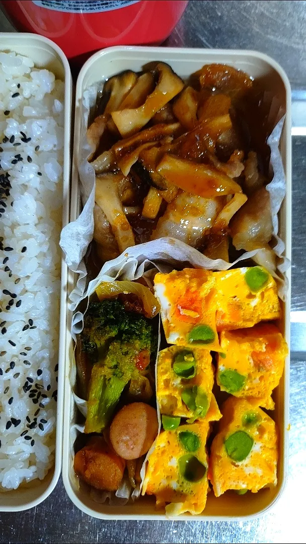 旦那弁当　2021/1/19

豆腐味噌汁
エリンギ焼肉
ウインナーとブロッコリーのカレー炒め
野菜オムレツ|ユキヨメ♪さん