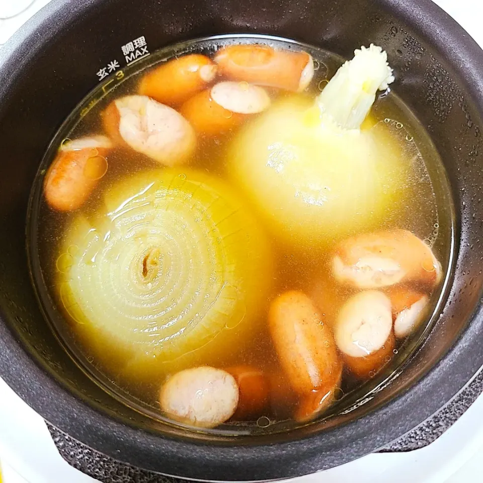 Snapdishの料理写真:丸ごとたまねぎスープ|さくさん