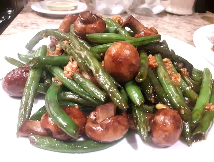 green beans and mushroom with fried garlic|Sophieさん