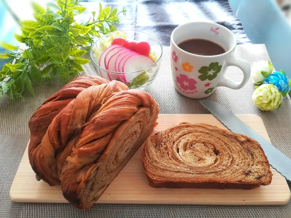 Snapdishの料理写真:捻り珈琲マーブル食パンで朝ごぱん🍞|choco_obaaさん