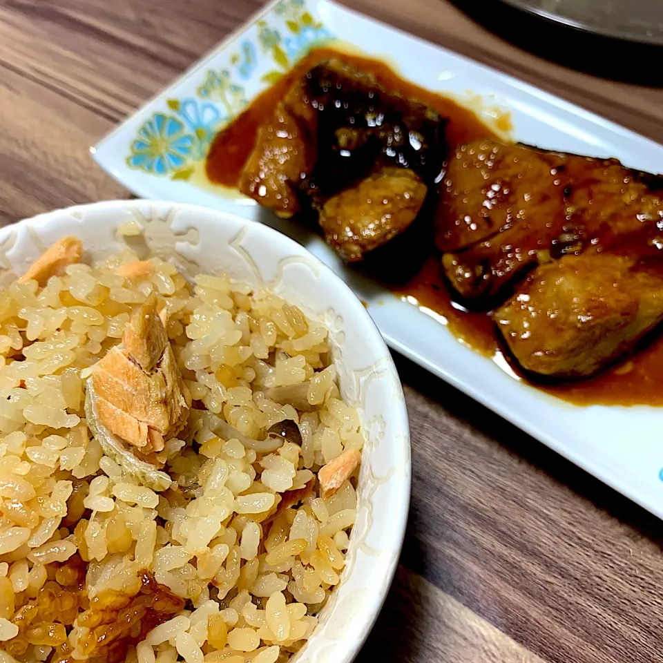 Snapdishの料理写真:鮭の炊き込みご飯 ぶりの照り焼き|夕凪 ミナトさん