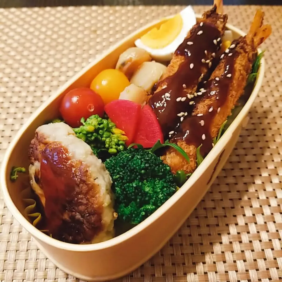 Snapdishの料理写真:今日のお弁当。エビフライ🍤。まぐろハンバーグ。|yoshiyoshiさん