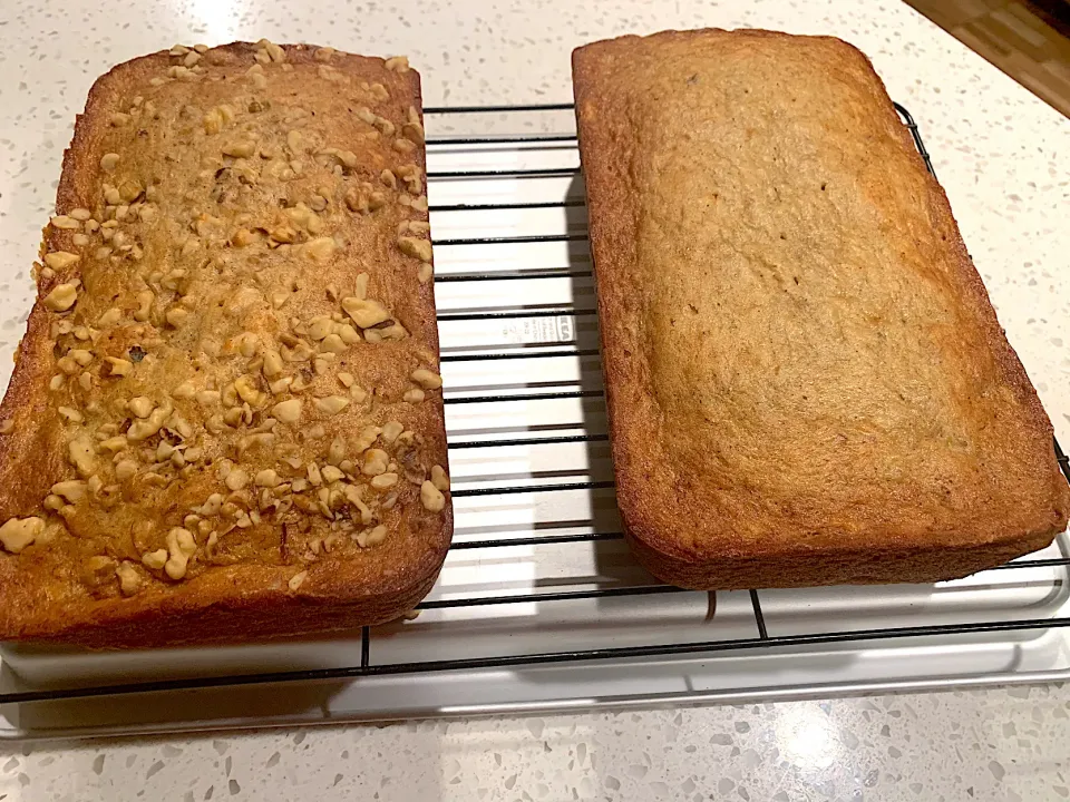 Cooling my banana nut bread and good ole plain banana bread|🌺IAnneさん