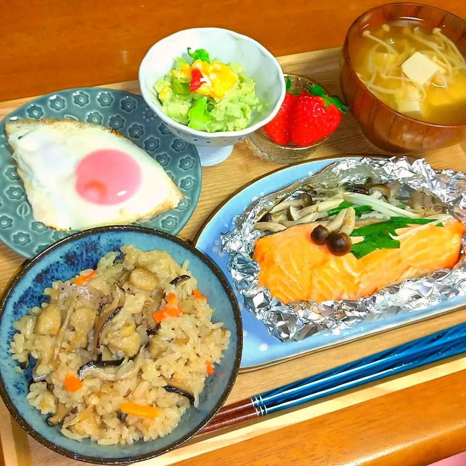 炊き込みご飯と鮭のホイル焼き🐟️|とししいたけさん