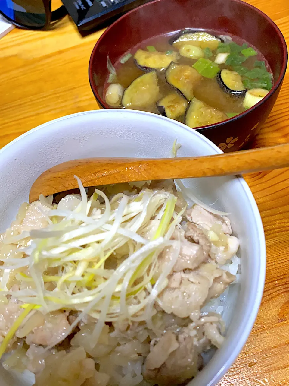 塩豚ネギカルビ丼、茄子の味噌汁|kaaaaaさん