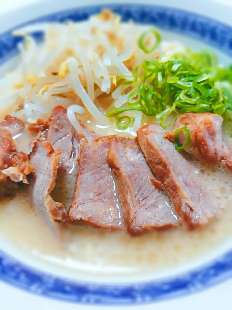 Snapdishの料理写真:博多豚骨ラーメン　秀ちゃんラーメン。|闇夜の狸さん