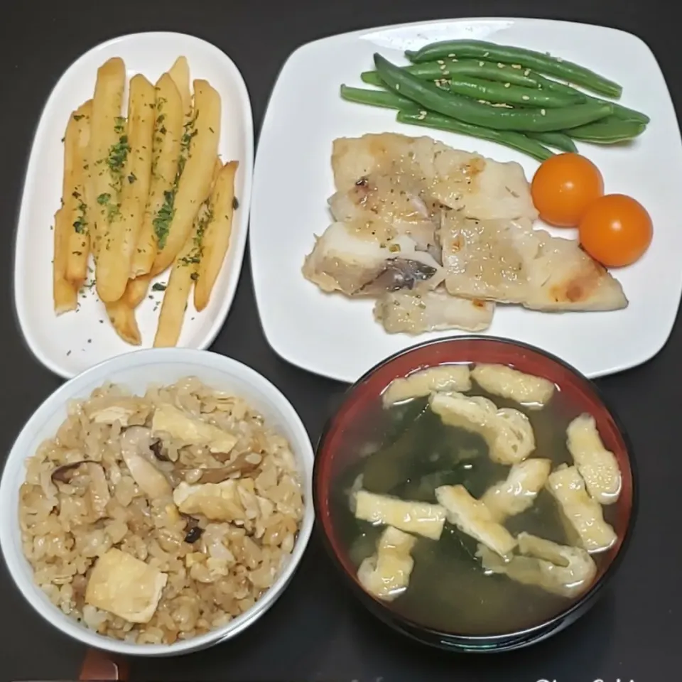 Snapdishの料理写真:茸と油揚げのもち麦入り炊き込みご飯|Yukiさん