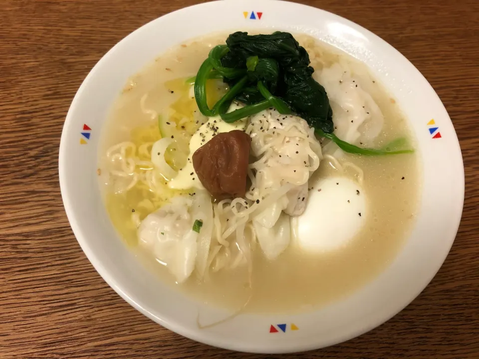 Snapdishの料理写真:ワンタン入りバター梅うまかっちゃんラーメン|na_naka3さん