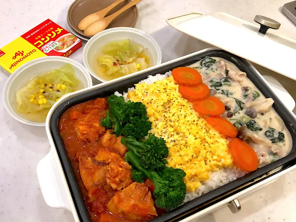 Snapdishの料理写真:ホットプレートで勝ち飯スタジアム！トマトソースvsホワイトソースでオムライス！|あんママさん