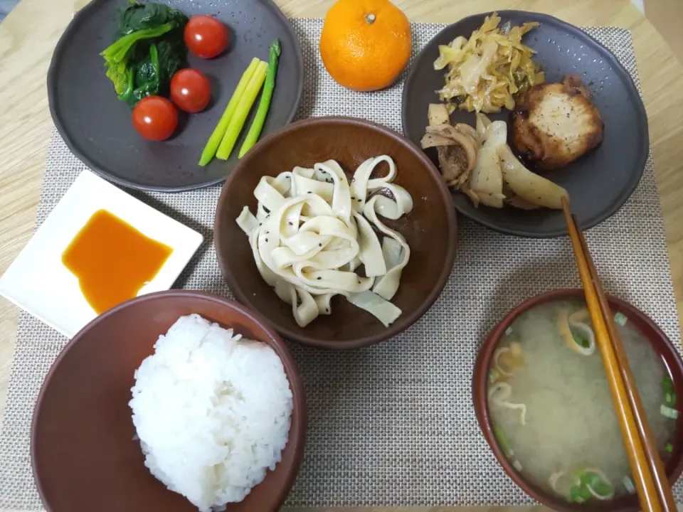 Snapdishの料理写真:白飯
わかめの味噌汁
ポークステーキ
豚と玉ねぎと舞茸とエリンギの炒め
キャベツと玉ねぎの炒め蒸し
おっきりこみうどんのごま塩あえ
アスパラガスの塩ゆで
ほうれん草の塩ゆで
プチトマト
みかん|あぎふぁんさん