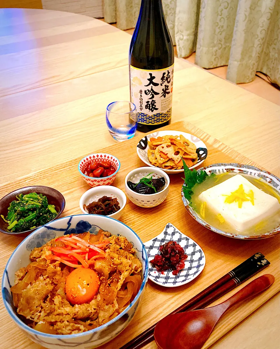 Snapdishの料理写真:今日の夕食　牛丼　柚餡かけ湯豆腐　蓮根のキンピラ　ほうれん草の胡麻和え　揚げ茄子の生姜ポン酢漬け　金時豆の甘煮　もずく酢　刻み柴漬け|ふわ猫はなちゃんさん