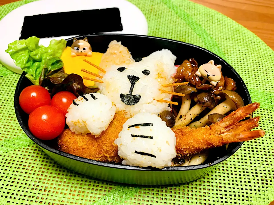 娘のお弁当😻海老フライ持ってる猫おにぎりだニャー🍤|いちごさん