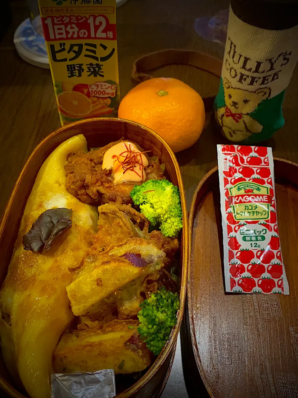 Snapdishの料理写真:お弁当🍱　オムライス　フライドチキン　オーロラ辛ソース　エリンギと薩摩芋の磯辺揚げ　蒸しブロッコリー　ベビーリーフ　クリームチーズ　ケチャップ　みかん　野菜ジュース　コーヒー|ch＊K*∀o(^^*)♪さん