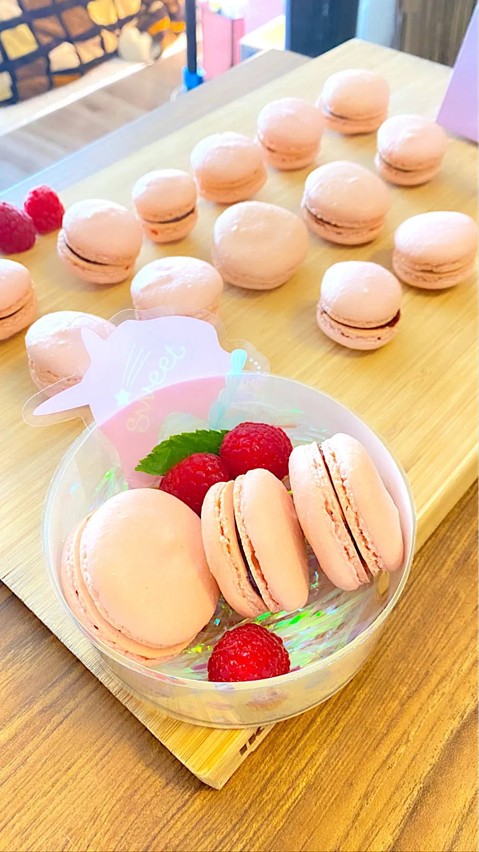 Snapdishの料理写真:Raspberry Macaron🍓|にゃんこさん