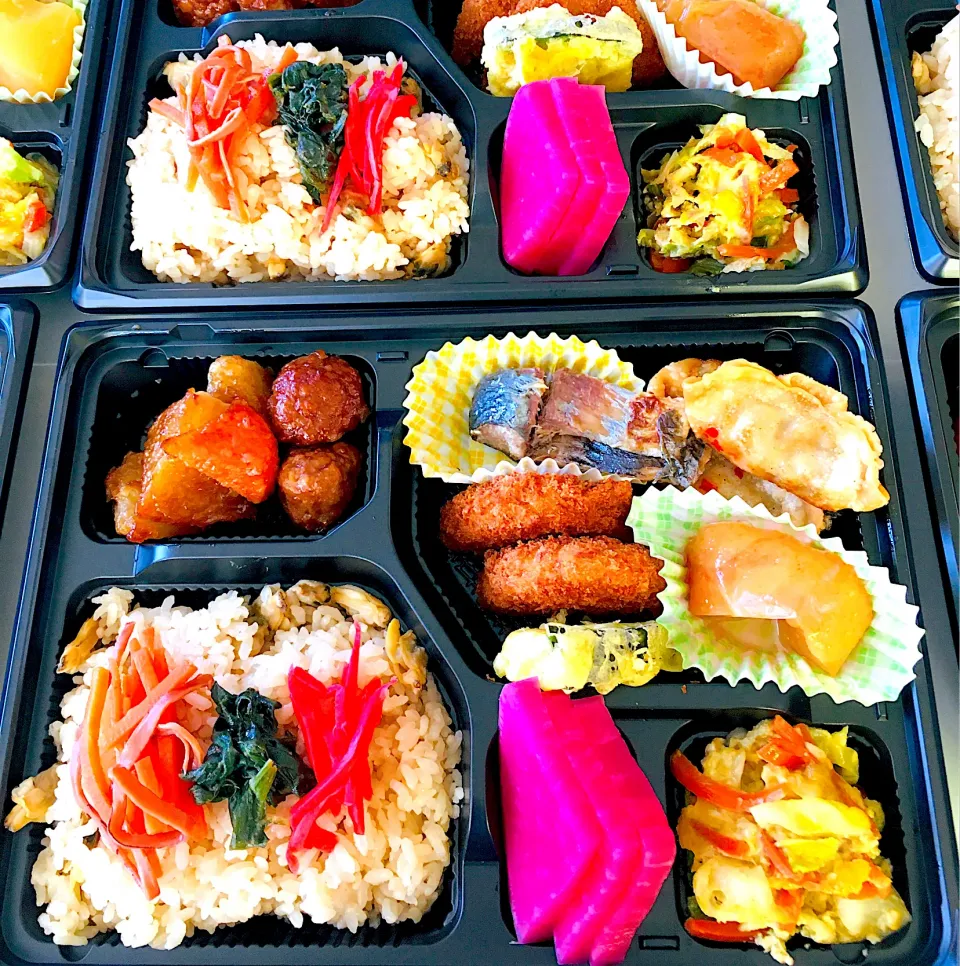 お弁当🍱❤️ご近所さん達への感謝弁当🍱❤️🙏一週間に一度、ご近所の高齢者への差し入れ^_^😃今日も皆様の元気な笑顔に会えました❤️🙏メニューは、炊き込みアサリご飯、ユウキ食品様のオイスターソースを使って炊き上げました😃❤️🙏|HAMI69さん