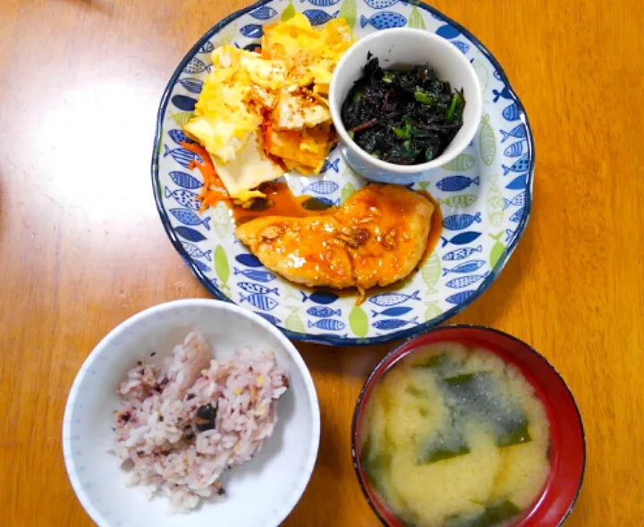 １月１７日　めかじきの照りステーキ丼　ひじきと小松菜のサラダ　厚揚げ卵の人参しりしり　お味噌汁|いもこ。さん