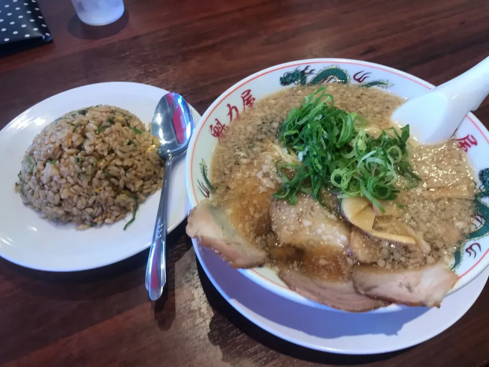 Snapdishの料理写真:醤油ラーメンと半チャーハン|純さん