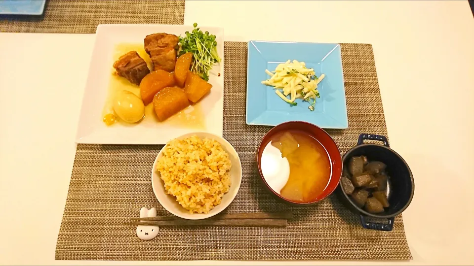 今日の夕食 豚肉の角煮、大根サラダ、こんにゃくの煮物、玄米、大根とわかめの味噌汁|pinknari🐰🌈さん