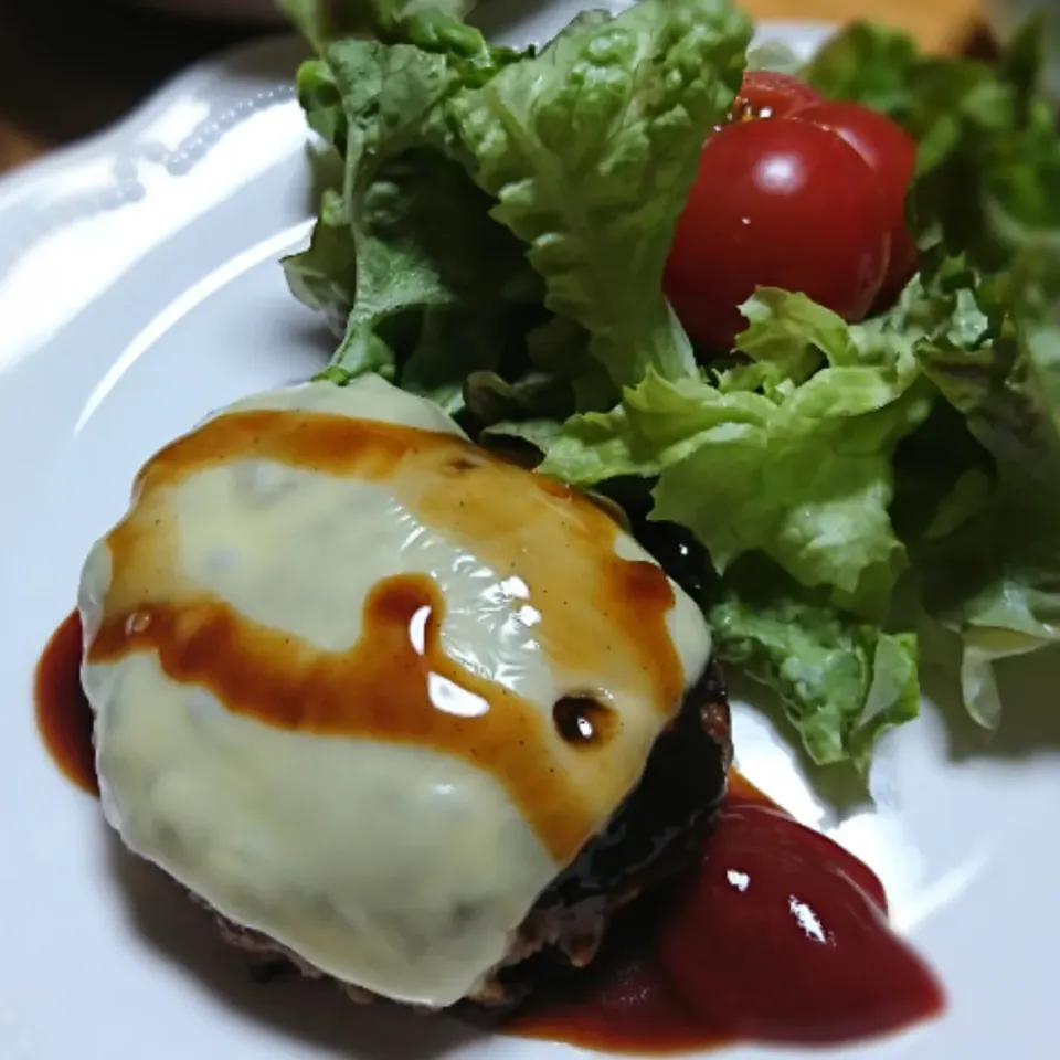 ハンバーグ焼きました☺️|しまだ ちえこさん