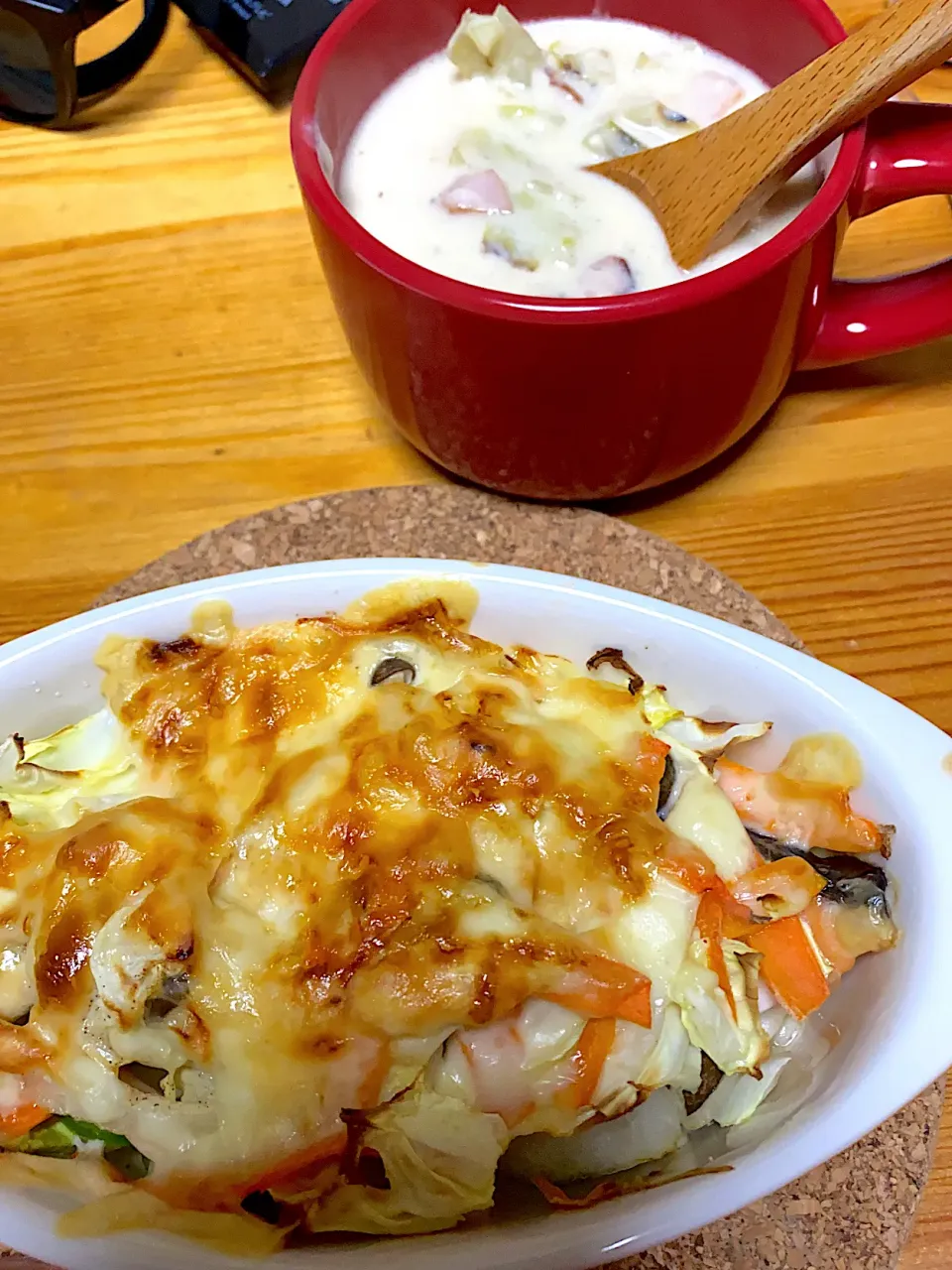 鮭とチーズの醤油マヨ焼き、キャベツとハムのチーズスープ|kaaaaaさん