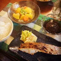 Snapdishの料理写真:和食 (真鯛の塩焼き＆塩肉じゃが etc.)|しづきさん