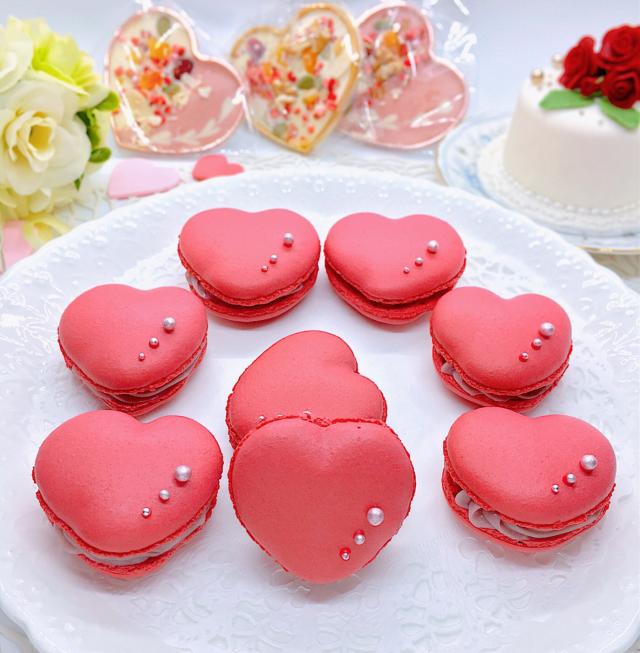 ハートのバレンタインマカロン作りました ラズベリー味です/sucreroom