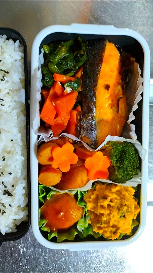 Snapdishの料理写真:旦那弁当　2021/1/21

鮭と野菜のホイル蒸し
ウインナーとブロッコリーのカレー炒め
にんじんのグラッセ
ミートボール
かぼちゃのサラダ|ユキヨメ♪さん