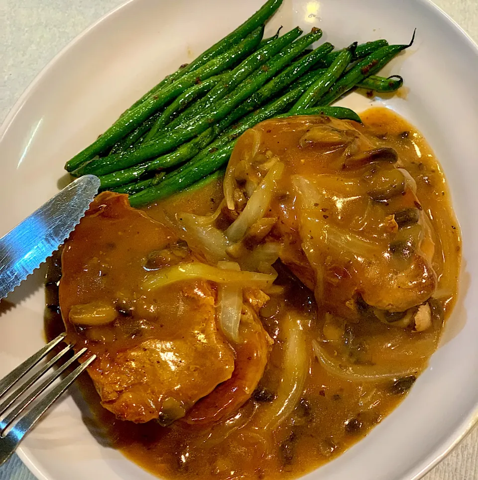 Dinner: Keto Pork Steaks with Homemade Mushroom Gravy & Garlic-Buttered String Beans!!!|Alma's Home Kitchenさん