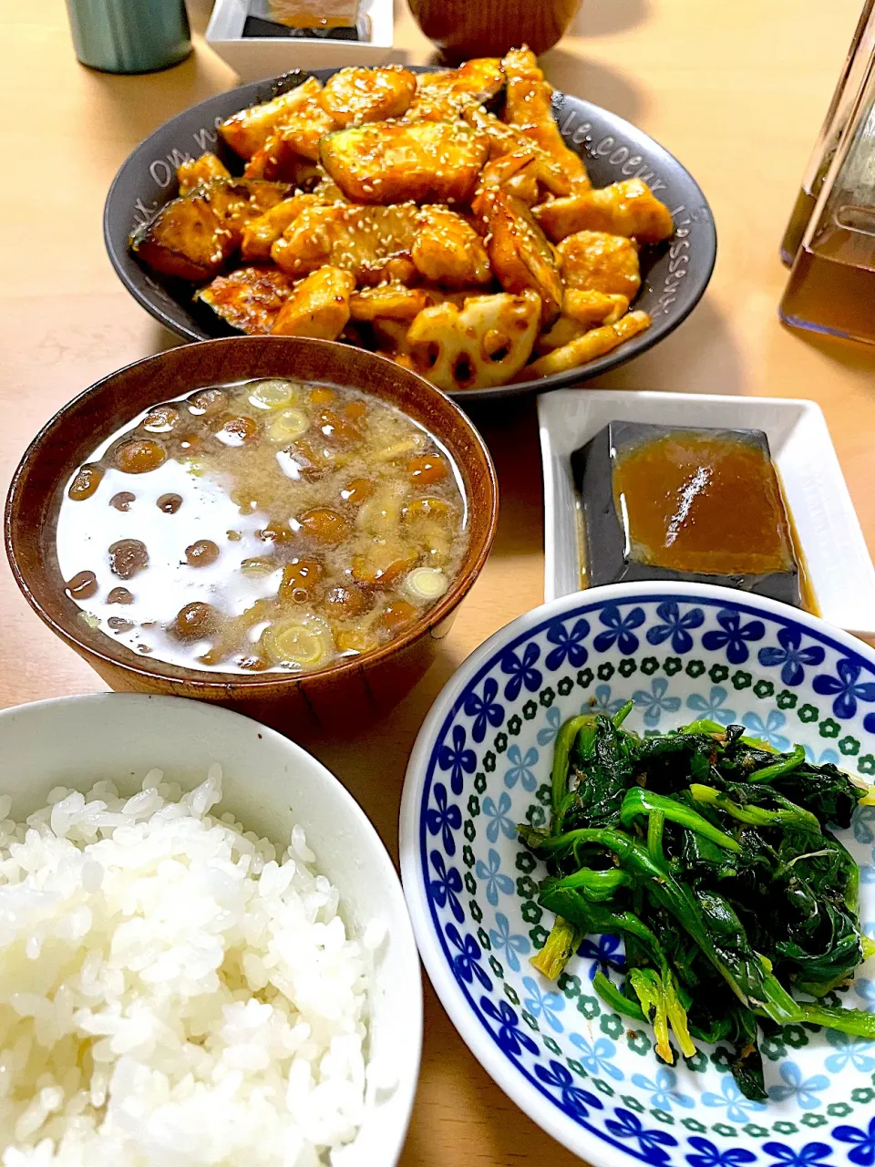 Snapdishの料理写真:鶏肉と根菜の甘酢炒め、ほうれん草のおひたし、ごま豆腐、なめこ味噌汁|みーさん