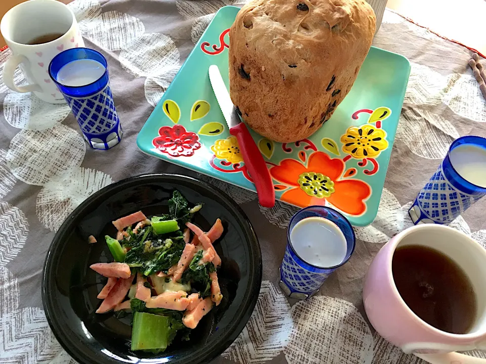 朝焼きブドウ食パンシナモン入り🍞、かつお菜とハムのチーズソテー、豆乳とバナナ入りグリーンスムージー、紅茶のブランチ🧡|さくたえさん