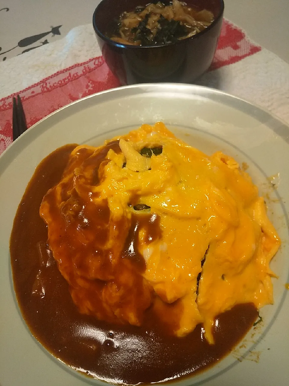 今日のお昼
※オムカレー
※きのことワカメのお味噌汁|れあMIXさん