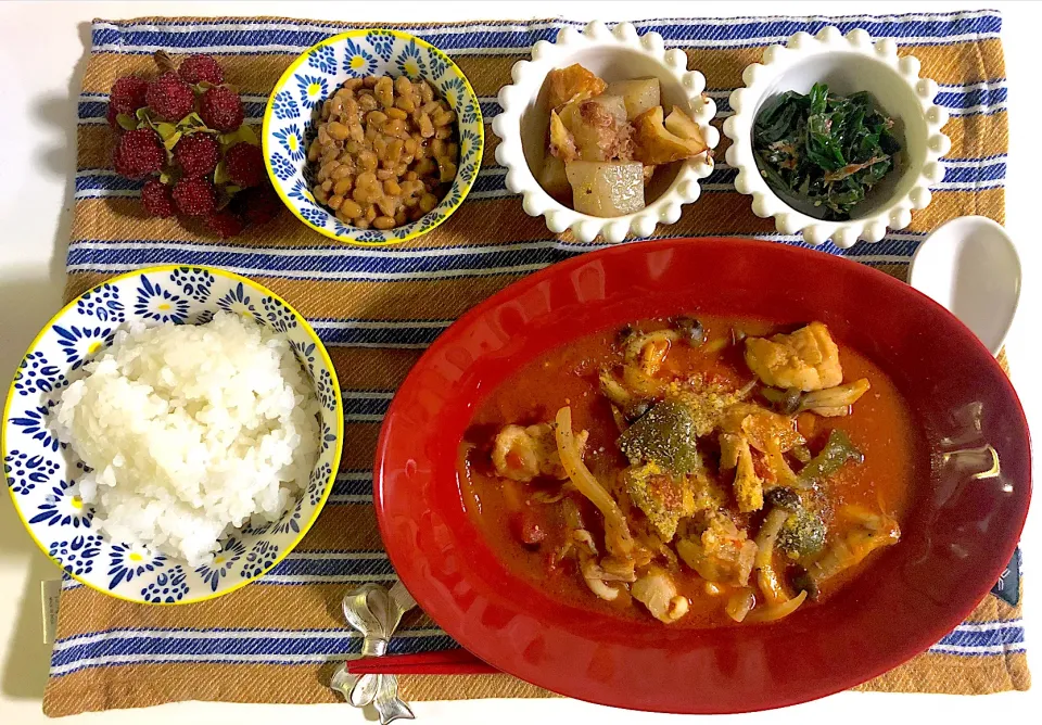 ✳︎チキンのトマト煮込み✳︎ほうれん草の胡麻和え✳︎竹輪とこんにゃくのおかか炒め✳︎納豆|syamさん