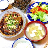 カレイの煮付け、高菜の油炒め、サラダ、味噌汁。|Kさん