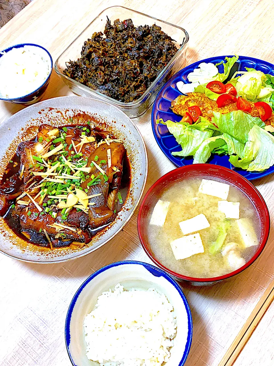 Snapdishの料理写真:カレイの煮付け、高菜の油炒め、サラダ、味噌汁。|Kさん