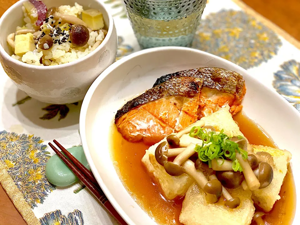 Snapdishの料理写真:焼き芋ご飯と鮭と揚げ出し豆腐のきのこあんかけ🍄|まめすけ。さん