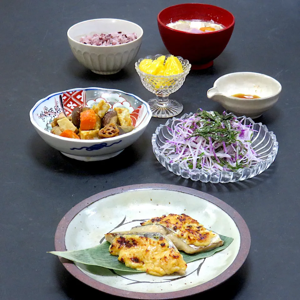 今晩は、鰆の柚子風味吟醸焼き、揚げ根菜と椎茸の味噌和え、紅しぐれ大根と大葉 加減酢、豆乳豚汁、タイ黒米ご飯|akazawa3さん