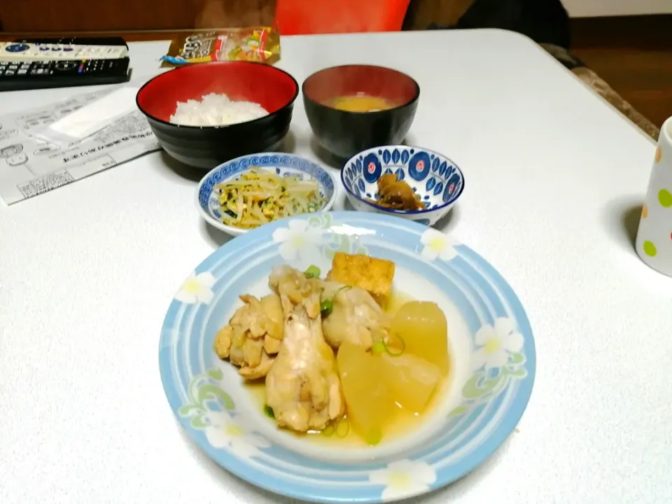 手羽元と大根の煮物　あっさりと
もやし炒め
桃屋のザーサイ
ごはん
豆腐と椎茸のみそ汁|ariyo4200さん