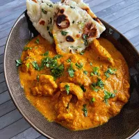 Snapdishの料理写真:Butter chicken with garlic flat bread