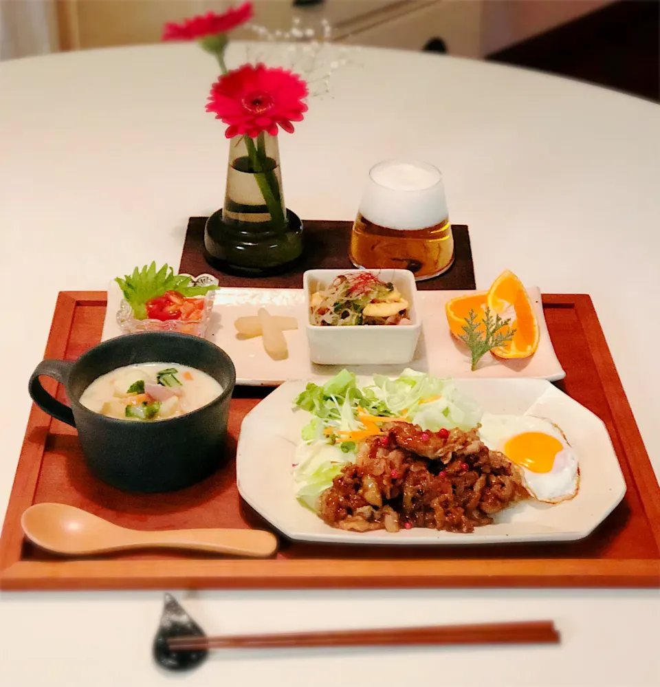 しょうが焼き　クリームシチュー　春雨サラダ　トマトキムチ🍺😊|あっこさん