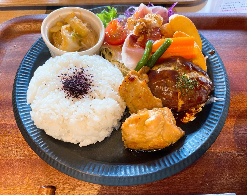 ハーフ＆ハーフ定食(煮込みハンバーグと照り焼きチキン)|やしさん