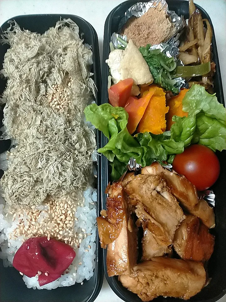 Snapdishの料理写真:鶏肉照り焼き弁当
★カボチャ・人参蒸し
★油あげ・葉のだし煮
★きんぴらごぼう|芽亜里さん