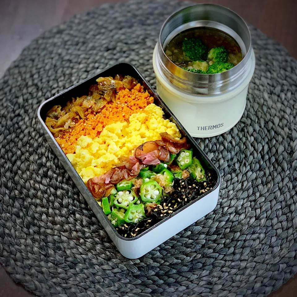 Snapdishの料理写真:五色丼弁当、soup stock tokyoの生姜入り和風スープにブロッコリーを入れて。|恭子さん