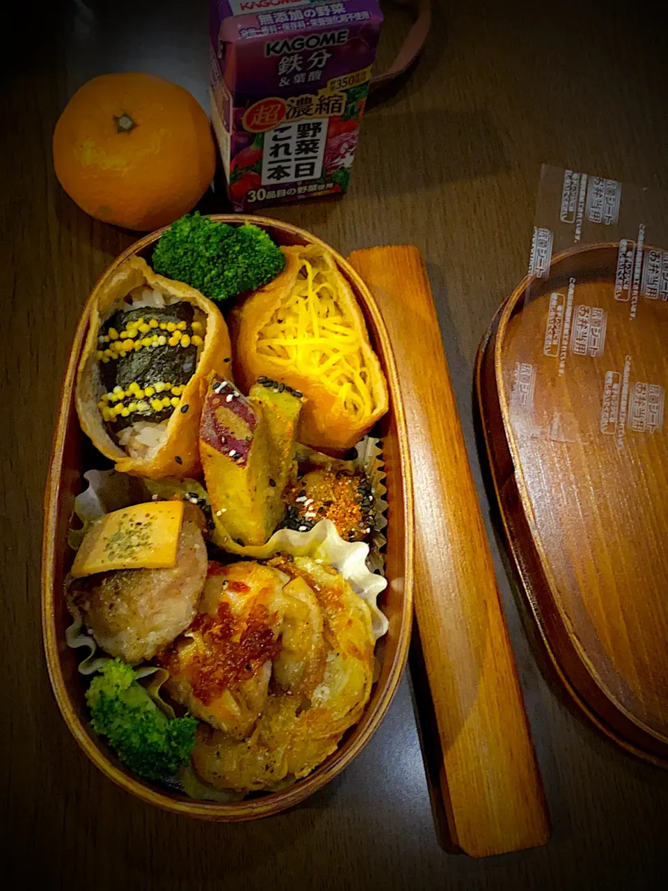 お弁当🍱　お稲荷さん　錦糸卵　チーズチップス海苔　チーズ豆板醤のせローストチキン　ロスティポテト　薩摩芋の磯辺揚げ　胡麻塩　帆立ロースト　七味唐辛子　蒸しブロッコリー　みかん　野菜ジュース　ホット麦茶|ch＊K*∀o(^^*)♪さん