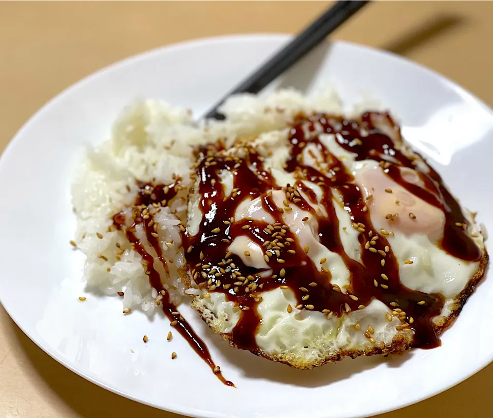 つけみそかけてみそをかけてみた目玉焼きライス|マハロ菊池さん