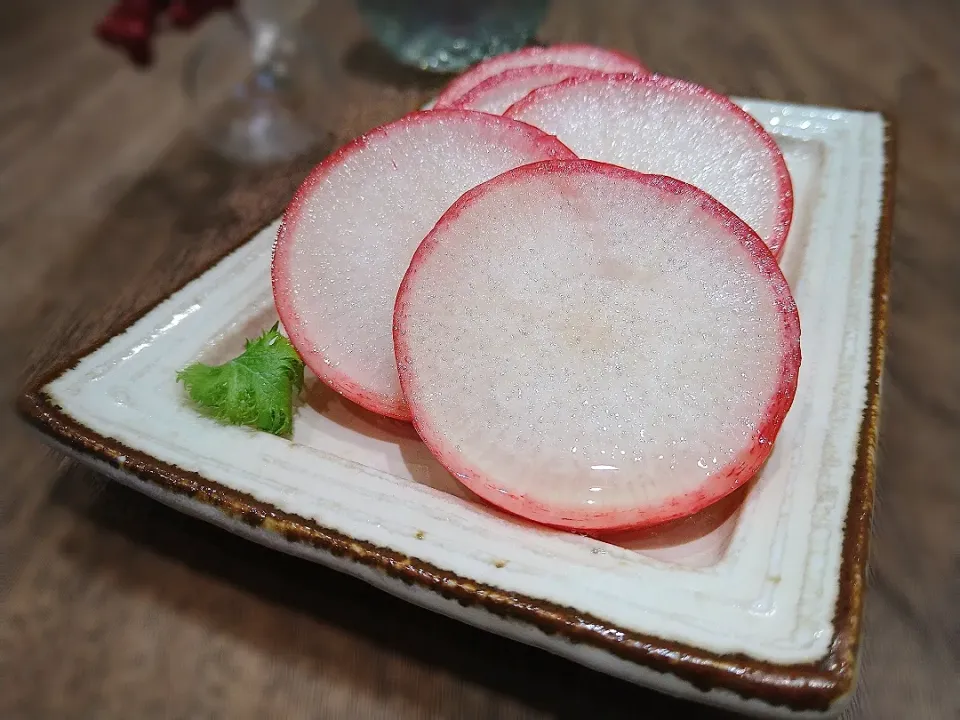 Snapdishの料理写真:赤大根の浅漬け|古尾谷りかこさん