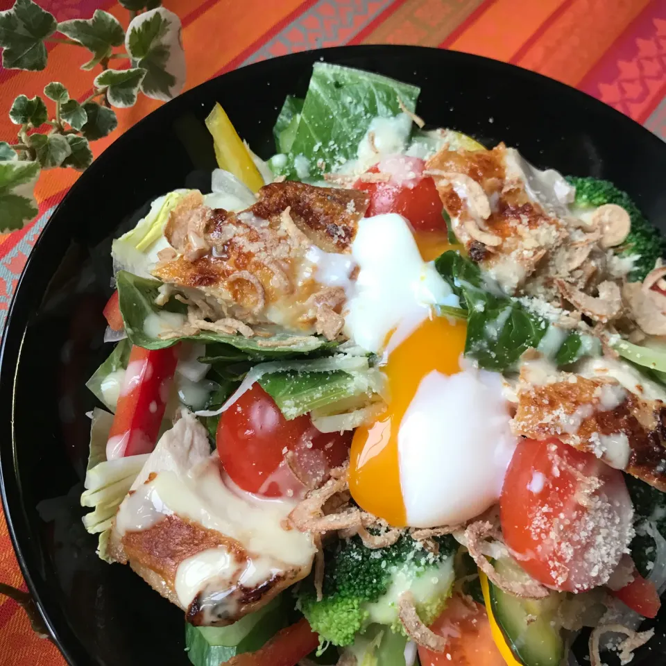 Snapdishの料理写真:🥗皮パリッパリふっくらジューシーなグリルチキン&温泉卵のもりもりサラダ🥗|Hollyさん