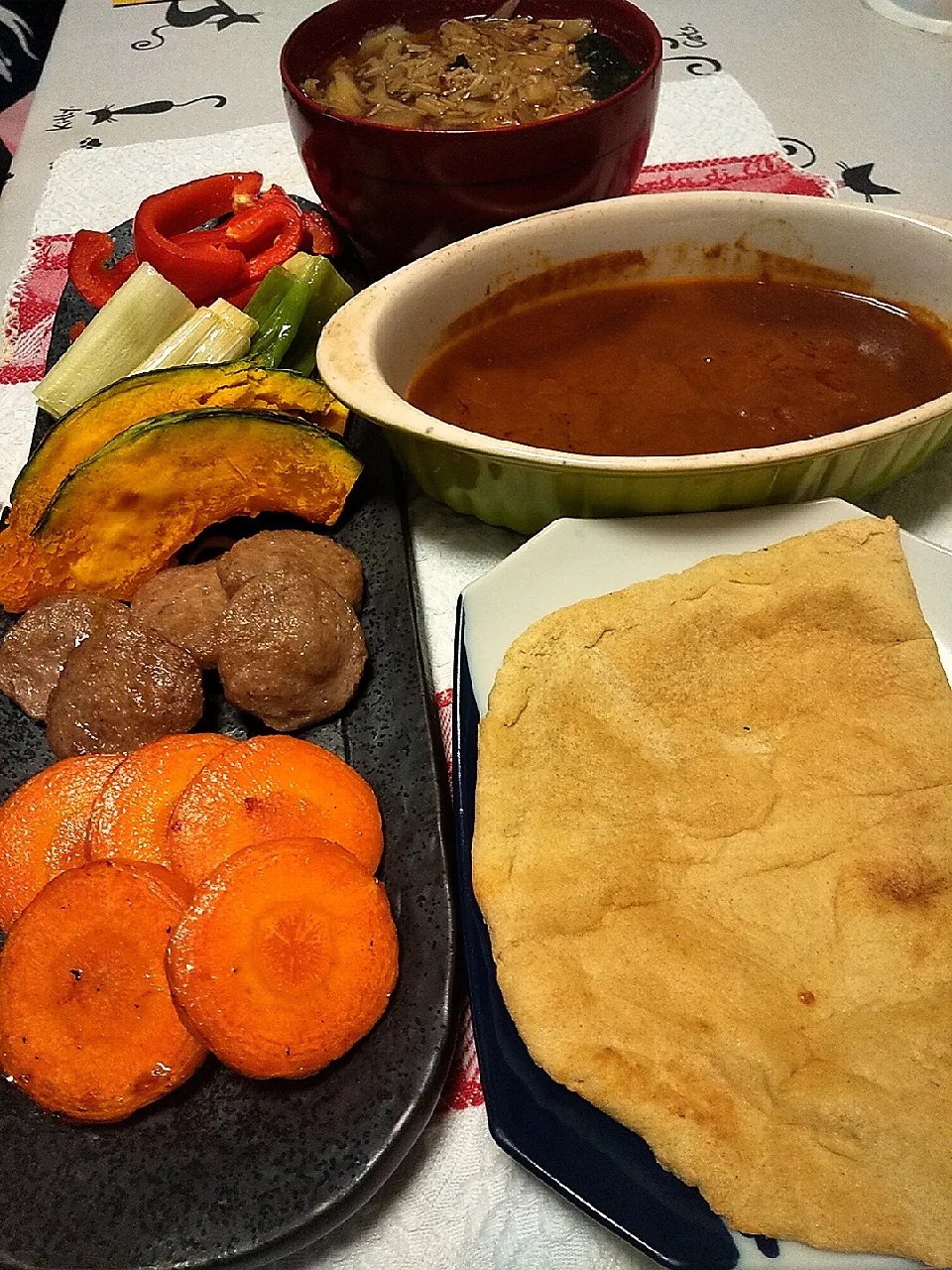 今日のお昼
※グリル焼き野菜のカレーディップ
※おからパウダーのチーズナン
※きのことワカメのお味噌汁|れあMIXさん