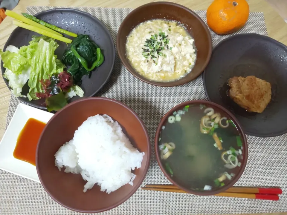 Snapdishの料理写真:白飯
わかめの味噌汁
ポークステーキ
麻婆豆腐
ほうれん草の塩ゆで
アスパラガスの塩ゆで
ちぎりレタスの海藻サラダ
みかん|あぎふぁんさん