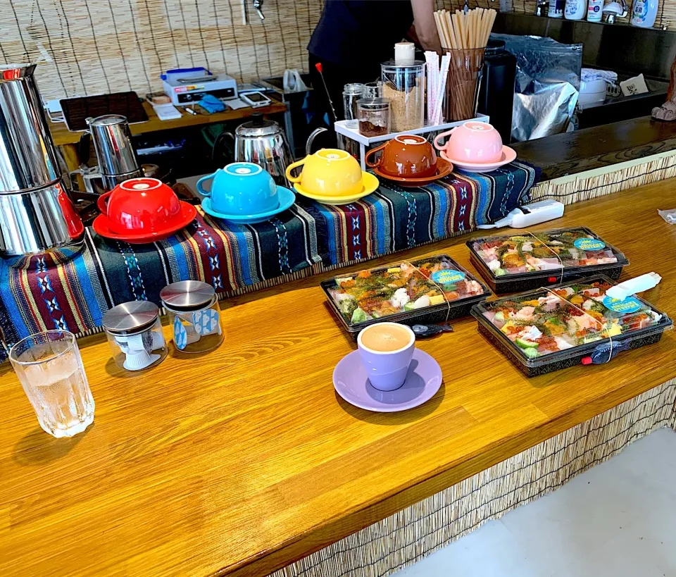 Snapdishの料理写真:🌈持ち込みlunch🌈海鮮ちらし寿司🌈石垣島浜焼きoysters🌈café BREEZE🌈|dabasyuさん