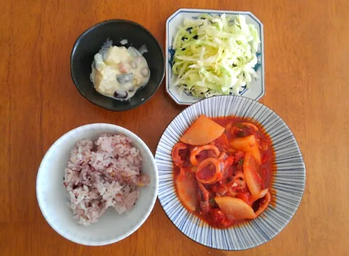 １月２１日　いかと大根のトマト煮　酢きゃべつ　じゃがいもと豆のヨーグルトサラダ|いもこ。さん